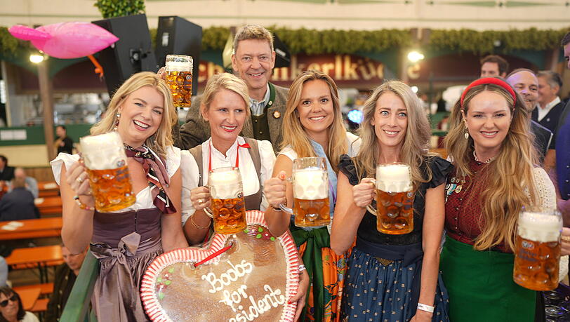 V.l.: Franziska Reichert, Sina Scherer, Ricarda Hofmann, Silke Völling, Mona Fuchs und dahinter Peter Reichert. Die Stimmung beim Anzapfen auf der Bühne war für alle sechs ein „Gänsehaut-Moment“, wie sie der AZ erzählen. V.l.: Franziska Reichert, Sina Scherer, Ricarda Hofmann, Silke Völling, Mona Fuchs und dahinter Peter Reichert. Die Stimmung beim Anzapfen auf der Bühne war für alle sechs ein „Gänsehaut-Moment“, wie sie der AZ erzählen.