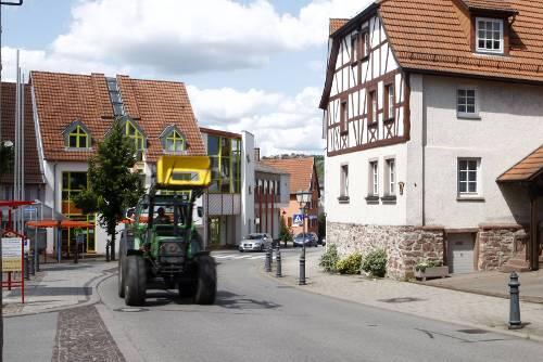 Ländliches Ambiente: Der Traktor auf der Hauptstraße von Neckarelz, der 7000-Selen-Gemeinde in Baden, gelegen zwischen Heilbronn und Heidelberg.