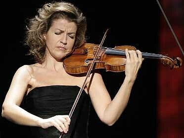 ANNE-SOPHIE MUTTER (48), Violinistin, kennt keinen Stillstand. &bdquo;Ich weiß, dass ich noch mehr aus mir herausholen kann &ndash; als Mensch zu allererst, und als Musikerin auch. Da gibt es noch Spielraum&ldquo;, erklärte sie dem Magazin &bdquo;Chrismon&ldquo;. Zu ihren noch unerfüllten Träumen gehörten nicht nur berufliche Erfolge, sondern auch ganz persönliche Wünsche. &bdquo;Ich möchte nach Afrika reisen und auf den Machu Picchu bin ich auch noch nicht geklettert&ldquo;, sagte die Stargeigerin. &bdquo;Ich möchte mir Landschaften erlaufen, das interessiert mich, weniger dagegen, auf einem goldenen Schiff über den Nil zu dümpeln&ldquo;, erklärte die Grammy-Award-Preisträgerin in dem Interview.