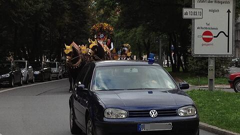 Ein ziviler Polizeiwagen lotste die verirrten Kutschen wieder auf den rechten Weg.