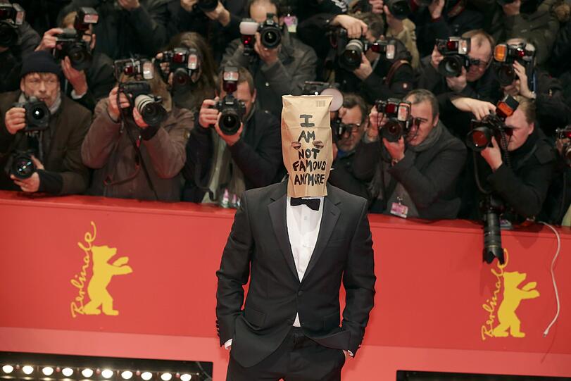 2014: Bei der Premiere von Lars von Triers "Nymphomaniac Volume 1" erscheint der Schauspieler Shia LaBeouf mit Papiertüte auf dem Kopf.