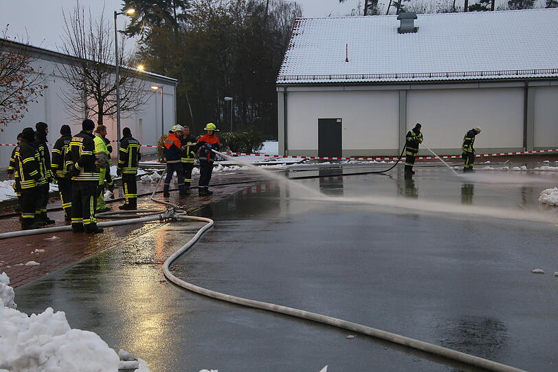 Seifig-schmierig statt wintertauglich - Die Feuerwehr musste am Dienstag helfen, den Fehler eines Winterdienstes auszumerzen.