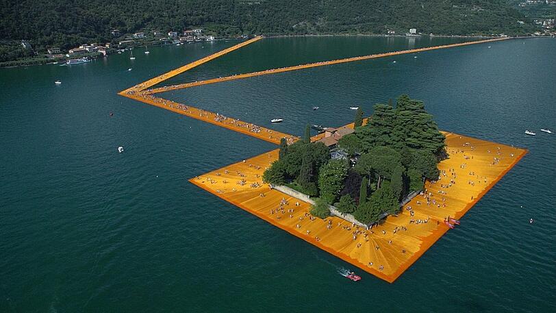 Ein ästhetisches und physisches Erlebnis: Die Floating Piers&ldquo; im Lago d&rsquo;Iseo mit der Privatinsel der Familie Beretta.