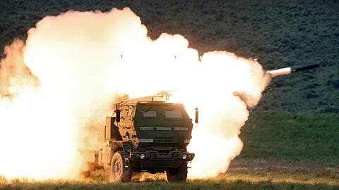 Ein Mehrfachraketenwerfer von Typ HIMARS (High Mobility Artillery Rocket System) fährt während eines Kampftrainings in der Hochwüste des Yakima Training Center in Washington.