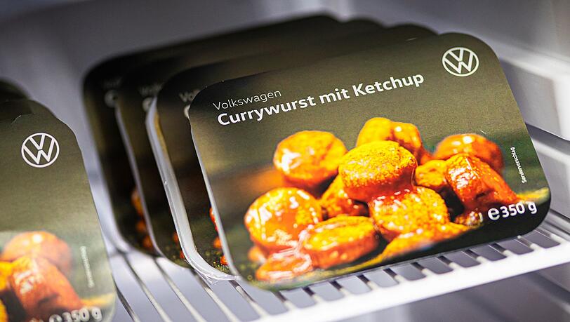 Die VW-Currywurst steht künftig auch als Fertiggericht im Supermarktregal.
