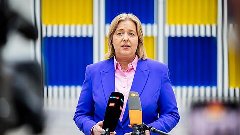 Arbeitsministerin Bärbel Bas akzeptiert das Mindestlohn-Ergebnis.