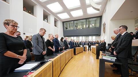 Stilles Gedenken im saarländischen Landtag. Die saarländische Landesregierung hatte zu einer Schweigeminute für den in Völklingen im Dienst getöteten Polizisten aufgerufen.