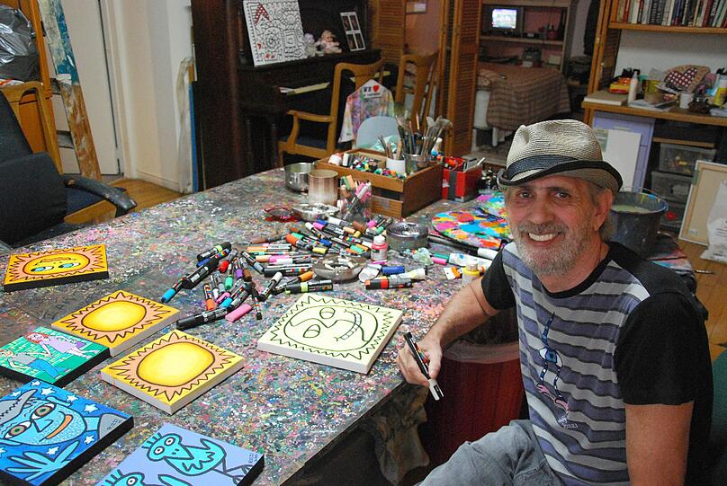 Rizzi wurde durch seine bunten, kindlich-naiv wirkenden Bilder berühmt. Er gilt als Erfinder der modernen 3D-Grafik. Hier sieht man ihn in seinem Studio seiner Heimatstadt New York.