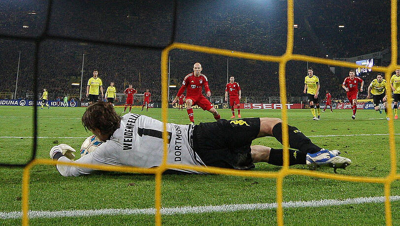 Arjen Robben war der tragische Held des Abends. Er verschoss einen Elfmeter gegen Roman Weidenfeller. Dortmund schlug die Bayern mit 1:0. Arjen Robben war der tragische Held des Abends. Er verschoss einen Elfmeter gegen Roman Weidenfeller. Dortmund schlug die Bayern mit 1:0.