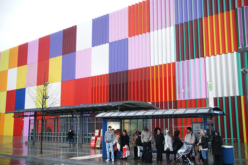 Das Leben im Hasenbergl ist kunterbunt: Die auffälligen Fassade des Einkaufszentrums Mira.