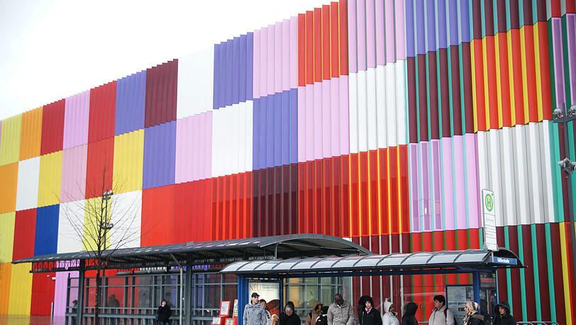 Das Leben im Hasenbergl ist kunterbunt: Die auffälligen Fassade des Einkaufszentrums Mira.