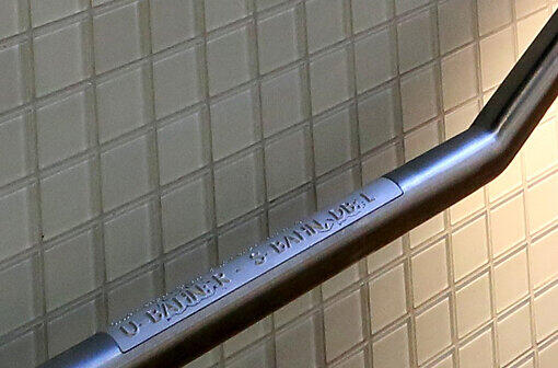 U-Bahn, S-Bahn, Tram &mdash; auf Braille: In den Metallgeländern hat die MVG diese Blindenschrift einstanzen lassen.