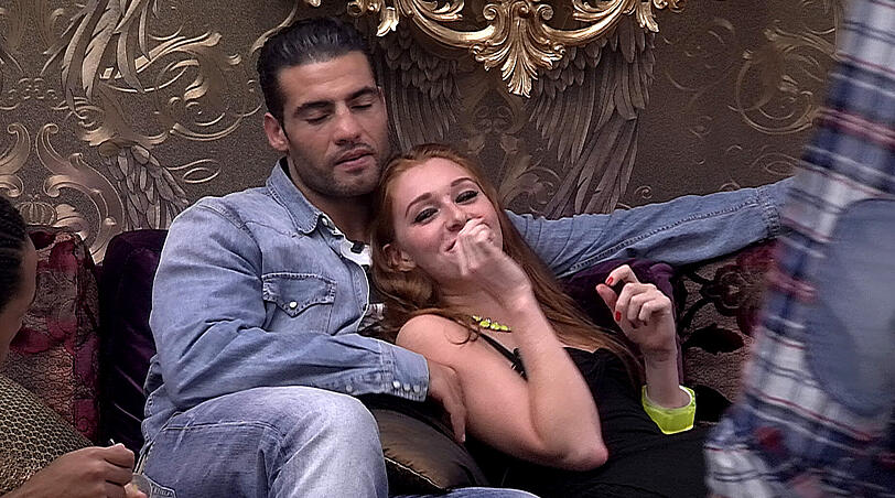 Geht da was? Georgina und Manuel scheinen auf der Couch ordentlich zu flirten. Georgina glaubt, Manuel findet sie heiß.