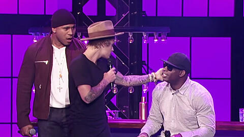 Gastgeber LL Cool J (l.) hat schon begriffen, was da passiert: Noch lacht Konkurrent Deion Sanders (r.) über die Berührung von Justin Bieber