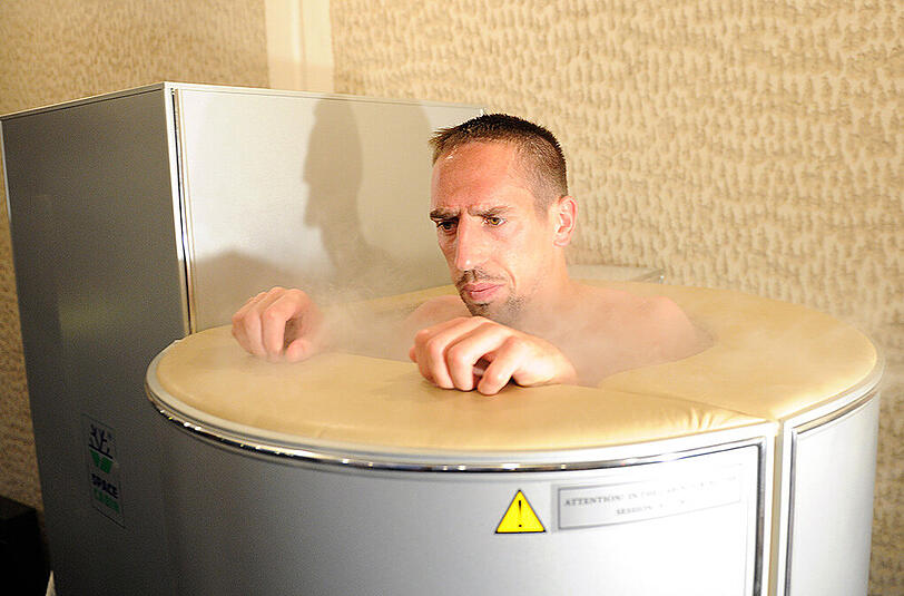 Während der EM 2012 ging dieses Bild um die Welt: Franck Ribery regeneriert in einer Kältekammer.