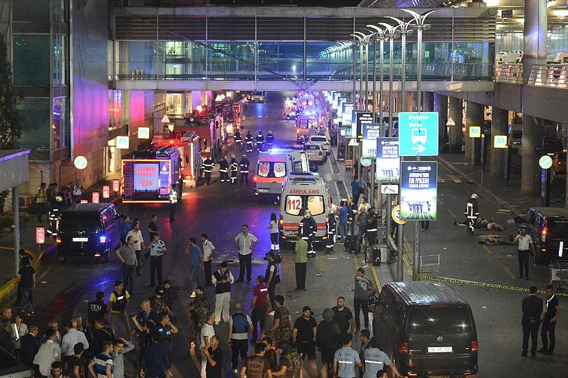 Bei dem Terroranschlag am Flughafen Atatürk in Istanbul haben sich zwei der Angreifer vor dem Ankunftsbereich des Internationalen Terminals in die Luft gesprengt, ein weiterer auf dem angrenzenden Parkplatz.