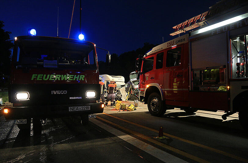 An einer Baustelle auf der A7 gerät ein Wohnmobil in den Gegenverkehr und kollidiert mit einem Opel. Der 21-jährige Fahrer des Kleinwagens ist sofort tot. Die Bilder des schrecklichen Unfalls.