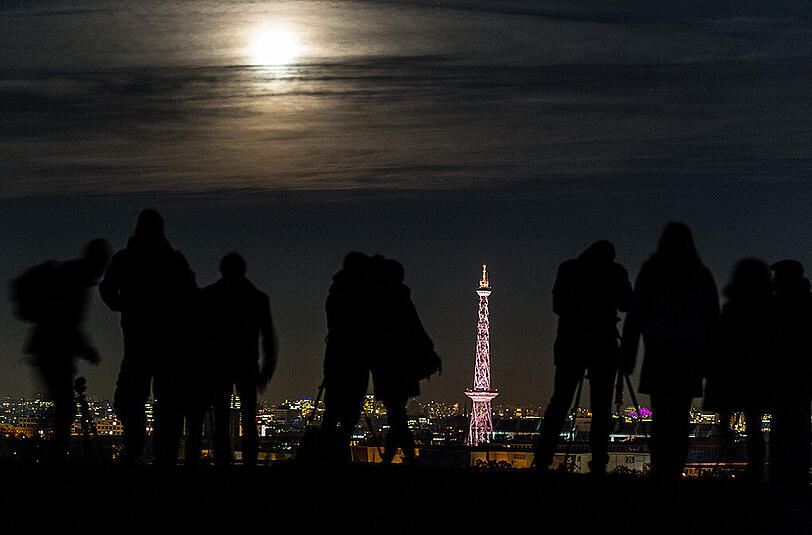 Die Hauptstädter hatten vor allem zu Beginn besonders gute Sicht auf den Supermond. Die Bilder aus Berlin.