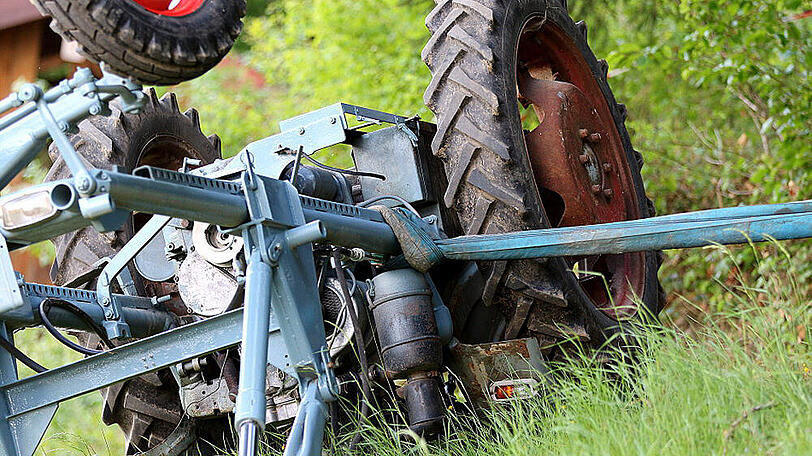 Der Mann wurde unter seinem eigenen Oldtimer-Traktor begraben. Die Bilder von der Unfallstelle.