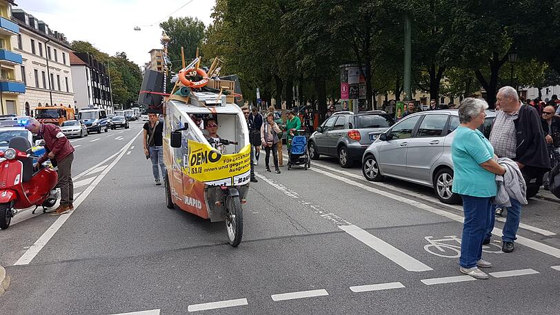 Motto: ausspekuliert! Am Samstag kamen um die 10.000 Menschen zur großen Demo gegen Spekulanten, Mietwahnsinn und für mehr Mieterschutz nach München.
