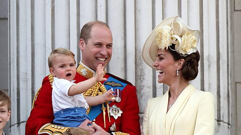 Prinz William und Herzogin Kate mit Prinz Louis.