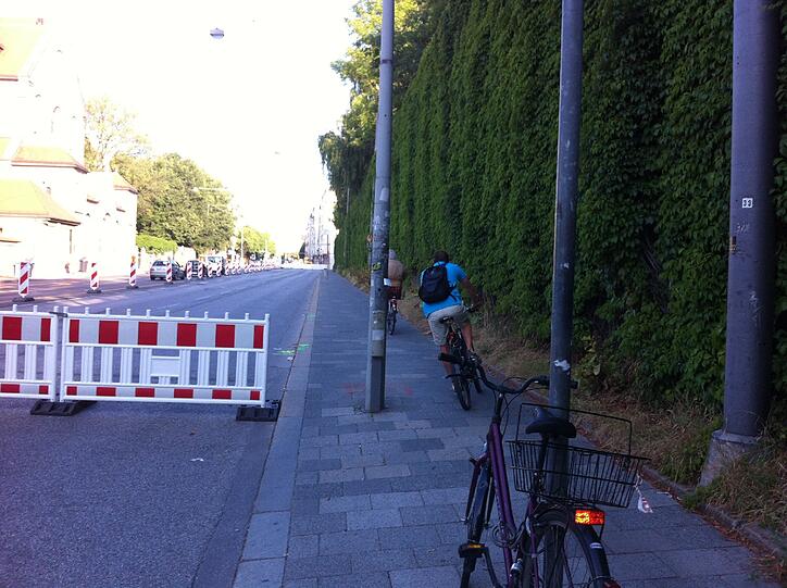 ... wo manche auf den Gehweg rechts am Südfriedhof ausweichen. Doch es bleibt nicht bei dieser Engstelle...