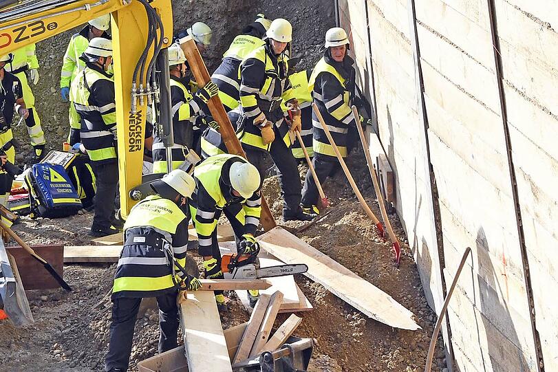 Rund zwei Dutzend Rettungskräfte halfen zusammen, um den Bauarbeiter aus der Baugrube zu befreien - die Bilder der dramatischen Rettung am Donnerstag.