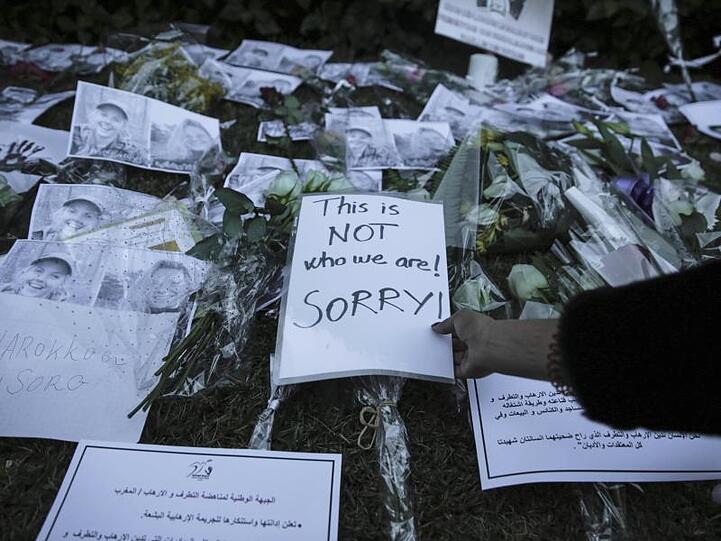 Marokkaner legten nach dem Mord an zwei skandinavischen Studentinnen Blumen vor der Botschaft Norwegens ab.