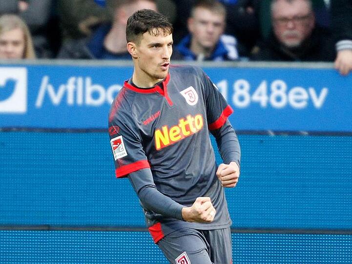 Der Regensburger Sebastian Stolze jubelt bei einem Spiel vor seiner Verletzung im Gesicht. Foto: Roland Weihrauch/dpa/Archiv
