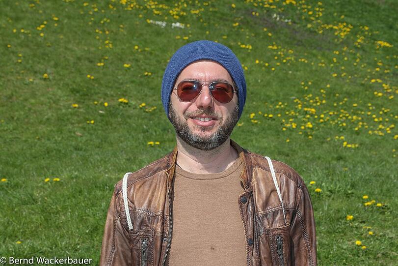 Sieben Jahre schon betreibt Gianluca Massa (45) seine Ambar-Bistro-Craftbierbar mit neapolitanischer Küche in Obergiesing: "Letzten Sommer konnte ich keinen Schanigarten beantragen, weil die Tegernseer Landstraße 50er-Zone war. Jetzt ist bei mir vor der Tür Tempo 30 - ich bekomme trotzdem keinen Schanigarten genehmigt. Die Begründung ist absurd: Weil vor meinem Lokal auf zwei Parkplätzen eine Lieferzone sei, die wird angeblich gebraucht, damit die Cafés in der Tela Ware anliefern lassen können. Welche Cafés, es ist alles zu! Und könnte man die Lieferzone nicht ein paar Meter verschieben, weg von meiner Tür? Bis Corona ist mein Lokal mit innen 20 und draußen sechs Plätzen toll gelaufen. Jetzt halten wir uns über Wasser, indem wir freitags Essen to-go anbieten. Bitte, kann ich für den Sommer draußen 15 Plätze haben? Dann könnten wir auch überleben."