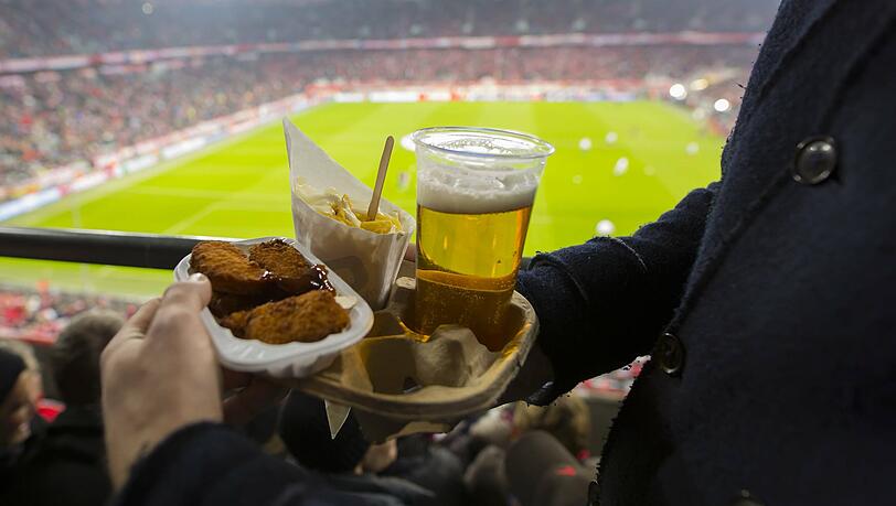 Kein Bier im Stadion? Bei der WM in Katar stand dieses Szenario zur Debatte. (Archivbild)
