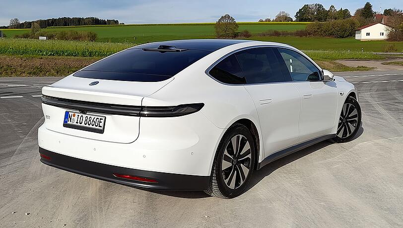 Die elegant geformte 5,10-Meter-Limousine (endlich mal kein SUV!) macht auch von hinten einen guten Eindruck. Die elegant geformte 5,10-Meter-Limousine (endlich mal kein SUV!) macht auch von hinten einen guten Eindruck.