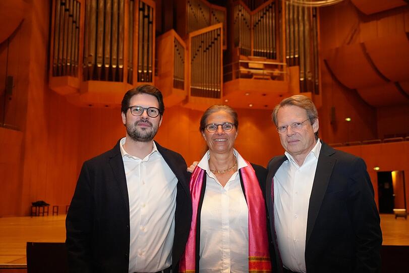 Nepomuk Schessl (links), Dea von Zychlinski-Schessl und Andreas Schessl in der Gasteig-Philharmonie.
