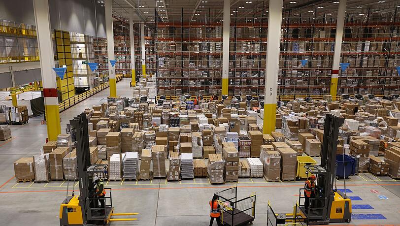 Ein Amazon-Logistikzentrum in Dummerstorf, Mecklenburg-Vorpommern. Der US-Konzern kündigt eine Lohnerhöhung für seine Logistik-Mitarbeiter in Deutschland an.