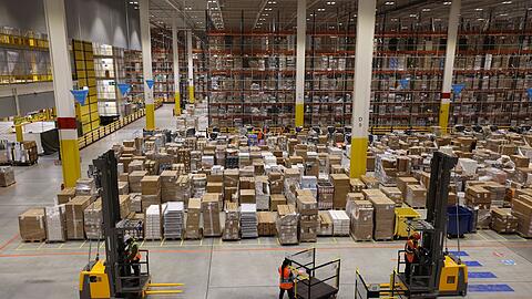 Ein Amazon-Logistikzentrum in Dummerstorf, Mecklenburg-Vorpommern. Der US-Konzern kündigt eine Lohnerhöhung für seine Logistik-Mitarbeiter in Deutschland an.