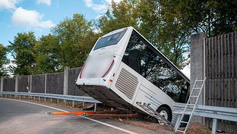 Der Bus brach in einer Kurve durch die Leitplanke und die Schallschutzwand.