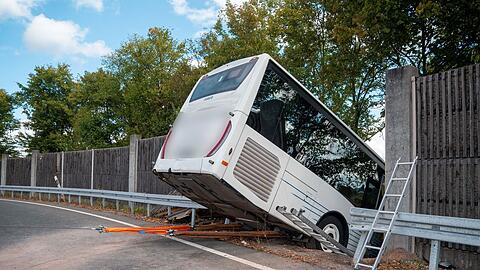 Der Bus brach in einer Kurve durch die Leitplanke und die Schallschutzwand.