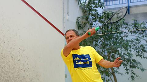 Wolfgan Heubisch drischt auf den kleinen Ball.