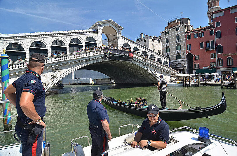 Bilder vom Unfalltag: Polizisten auf dem Canale Grande am 17.08.2013. (Archivbild)