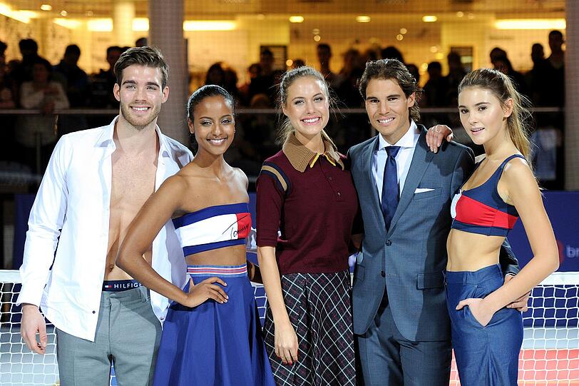 Rafael Nadal mit Sara Nuru, Alena Gerber, Stefanie Giesinger und einem männlichen Model bei Breunigner in Stuttgart
