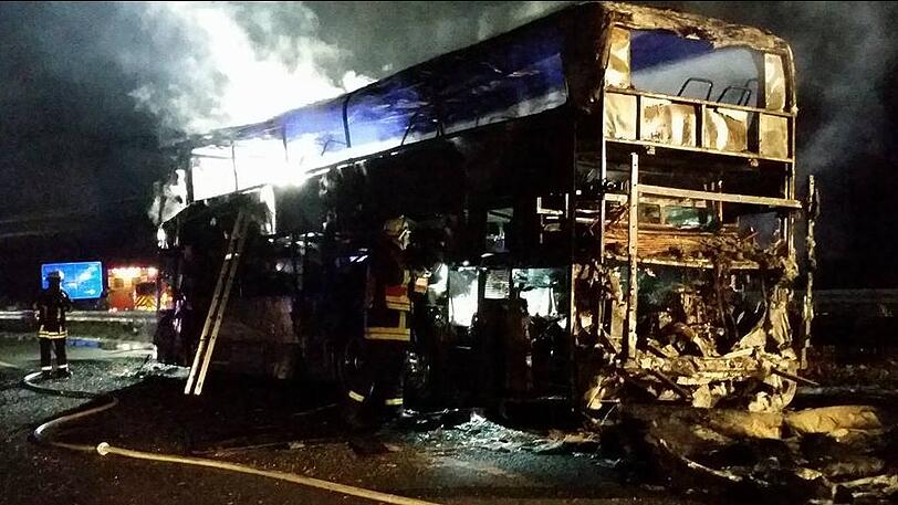 Gerade nochmal Glück gehabt: Die 53 Bayernfans konnten sich noch in Sicherheit bringen, ehe der Reisebus völlig ausbrannte. Bilder vom Feuerwehreinsatz auf der A54 sehen Sie hier.