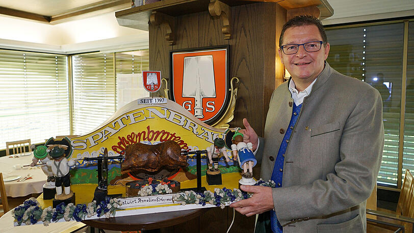 Spatenbräu-Chef Bernhard Klier mit dem alten Zelt-Modell.