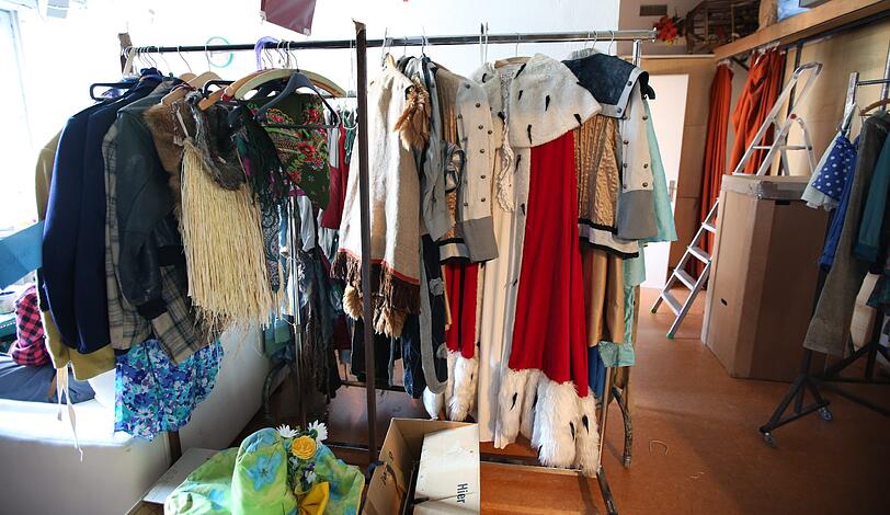 Ansonsten hängen die Kostüme in der Garderobe.