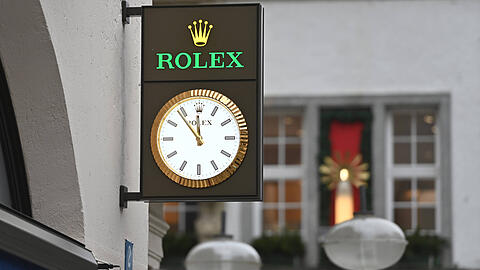 Rolex prangt an der Fassade eines Uhrengeschäfts in München.