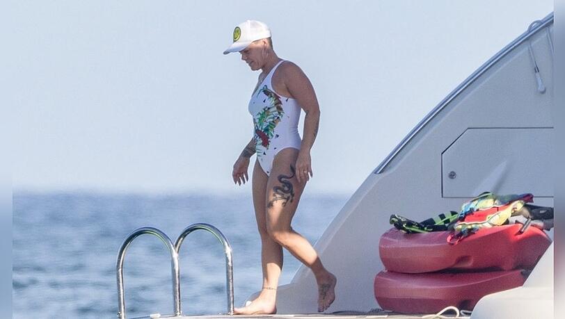 Pink genießt die Sonne während ihres Familienurlaubs in Cabo, bevor sie wieder auf Tournee geht. Pink genießt die Sonne während ihres Familienurlaubs in Cabo, bevor sie wieder auf Tournee geht.