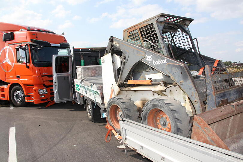 Schwerer Unfall bei Mühldorf. Ein 40-Tonner rammt einen Kleinlaster &ndash; die Bilder von der Unfallstelle