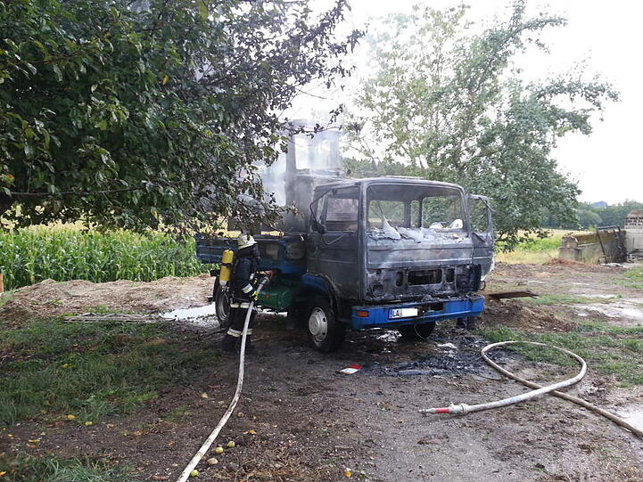 Zunächst fing der Minibagger auf der Ladefläche eines Lkws Feuer. Dann griff der Brand auch auf den Lkw über.
