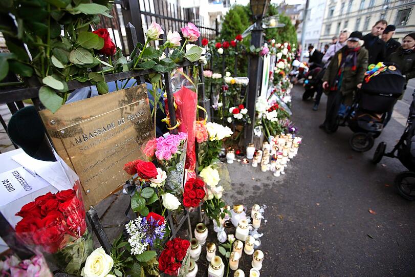 Trauer in und um Paris. Die Bilder nach der Serie von der Terroranschlägen.