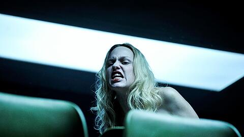 Julia Richter als "Medea" im Volkstheater.