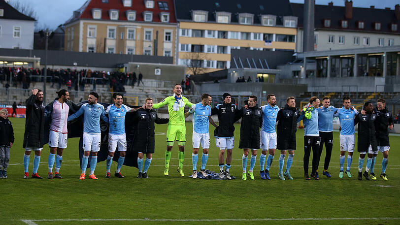 Die Spieler des TSV 1860 feiern nach dem Sieg gegen den 1. FC Kaiserslautern.